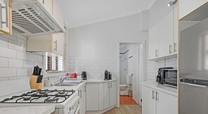 Køleskab, mikrobølgeovn, ovn, kogeplade