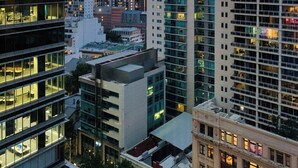 Un immeuble de grande hauteur, doté de nombreux étages, de grandes fenêtres et d’une architecture moderne.