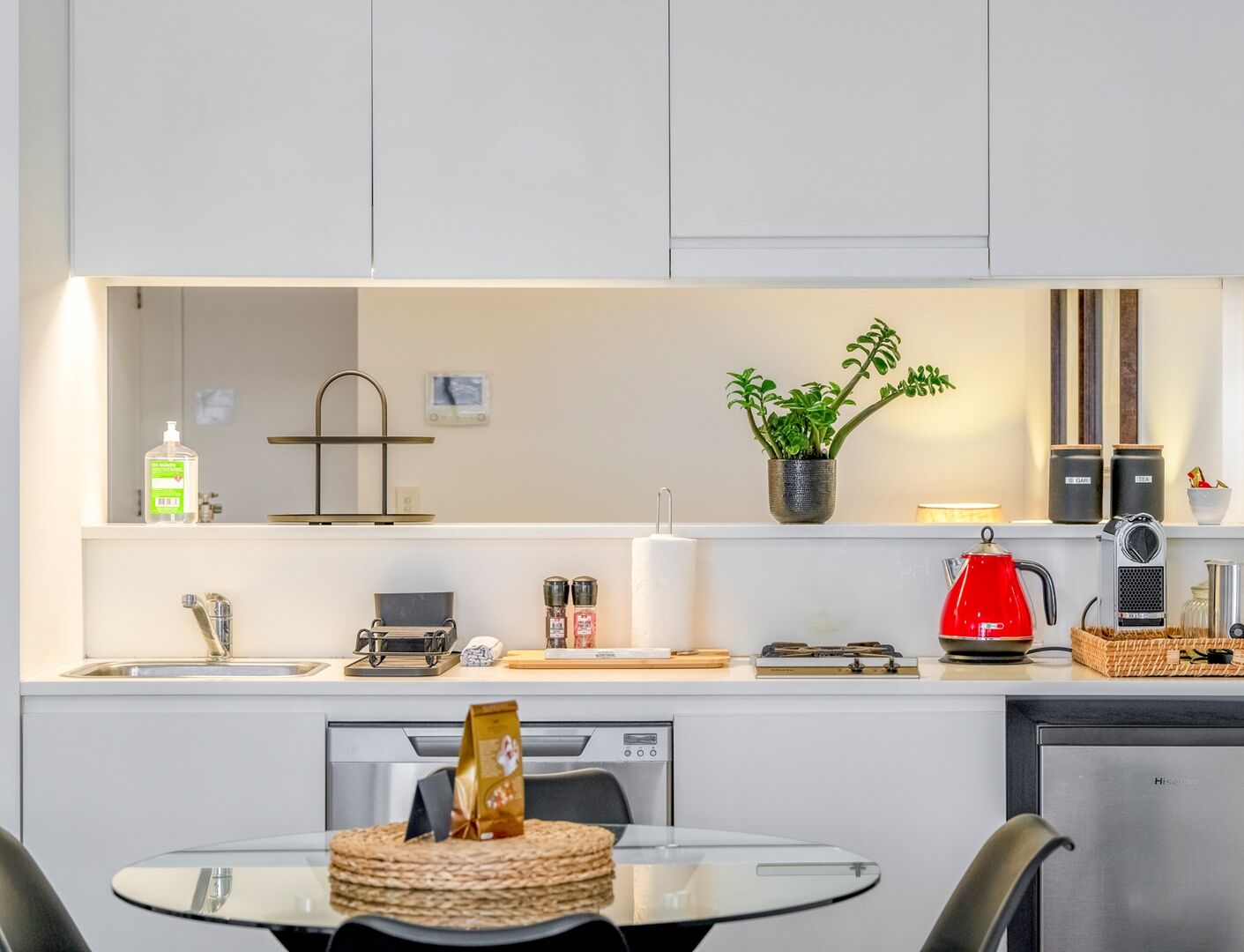 Refrigerador, microondas, placa de cocina, lavavajillas