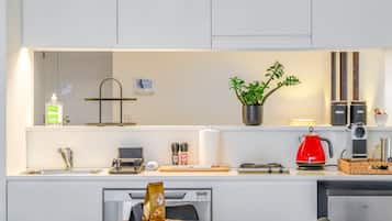 Refrigerador, microondas, placa de cocina, lavavajillas