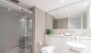 Hair dryer, towels - KozyGuru | Barangaroo | Waterfront Views Studio (Sydney)