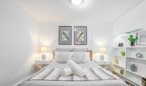 Iron/ironing board, WiFi, bed sheets - KozyGuru | Barangaroo | Waterfront Views Studio (Sydney)
