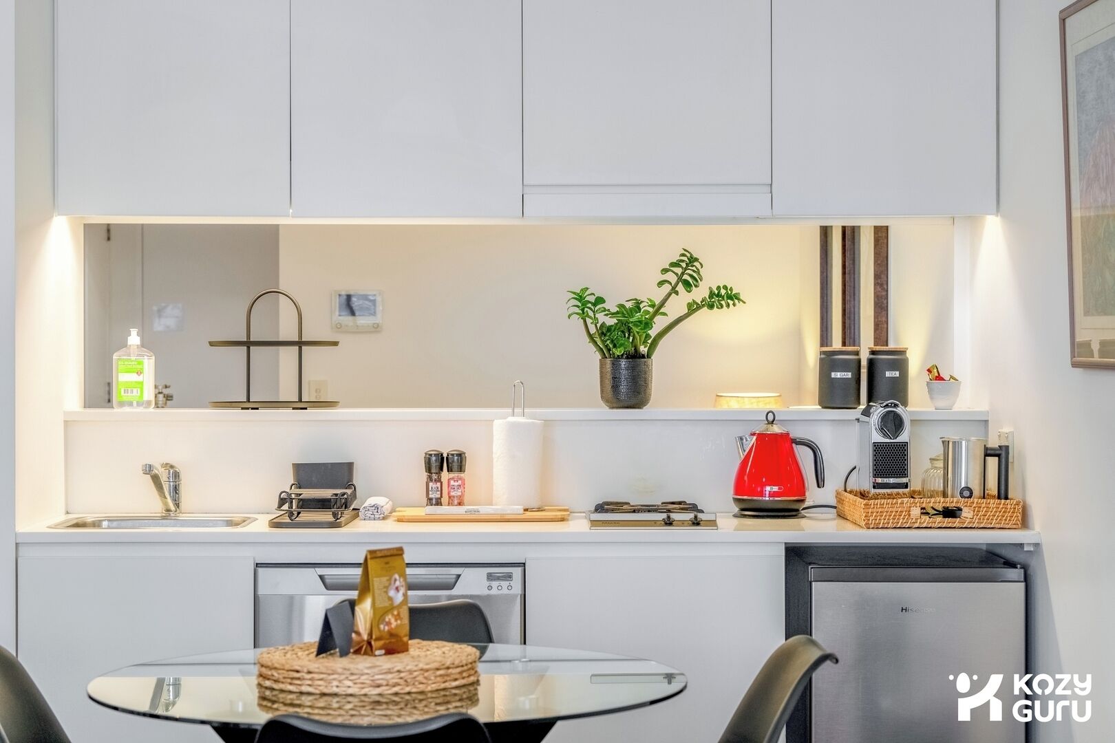 Refrigerador, microondas, placa de cocina, lavavajillas