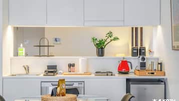 Refrigerador, microondas, placa de cocina, lavavajillas