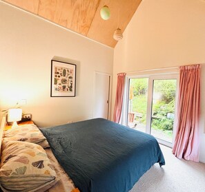 3 makuuhuonetta, työpöytä, silitysrauta/-lauta, vauvan matkasänky