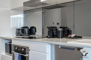 Fridge, microwave, oven, stovetop - KozyGuru | CBD Darling Harbor | View Stunning Loft (Sydney)