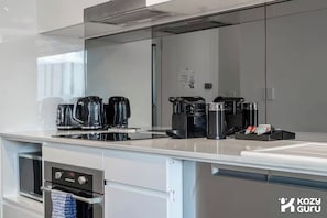Refrigerador, microondas, horno y parrilla de estufa