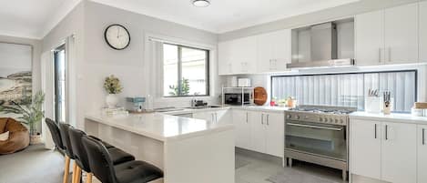 ثلاجة، ميكروويف، فرن، موقد طهي مسطح