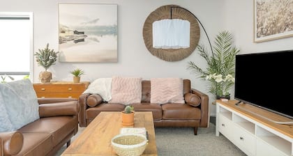 KozyGuru | Marsden Park | Charming 5Bed + Backyard