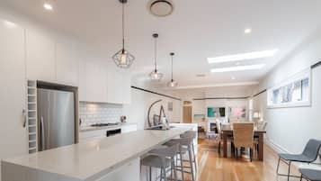 Geladeira, micro-ondas, fogão, cooktop