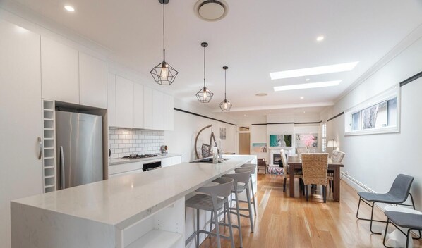 Fridge, microwave, oven, stovetop - KozyGuru | Rose Bay | 3BR Steps to Beach + Parking (Rose Bay)