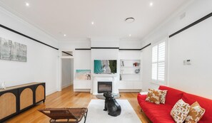 TV - KozyGuru | Rose Bay | 3BR Steps to Beach + Parking (Rose Bay)