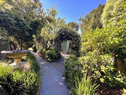 KozyGuru | Glen Waverley | Quiet Home Near Park