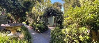 KozyGuru | Glen Waverley | Quiet Home Near Park