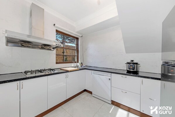 Fridge, microwave, stovetop, dishwasher