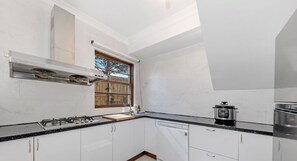 Frigorífico, microondas, placa de cocina y lavavajillas