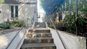 المنطقة المحيطة بالمنشأة