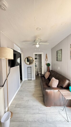 Smart TV - 15 mins to NRG Stadium Downtown Houston 1BR • Free Cable TV  • Modern Apt" (Houston)