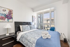 2 bedrooms, iron/ironing board, WiFi, bed sheets - Modern High-Rise Condo, Lake & City Views, Downtown Toronto (Toronto)