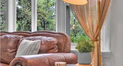 Firefly Cottage- 2 bedroom, peaceful stay near downtown and AFBs