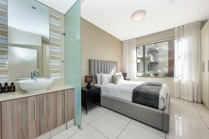 1 bedroom, in-room safe, iron/ironing board, free WiFi