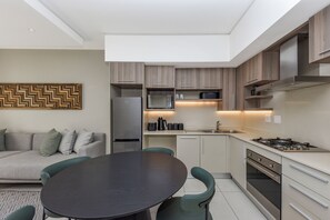 Fridge, microwave, oven, stovetop - A Breathe Above the Buzz (Randburg)