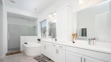 Dusch, bubbelbadkar, hÄrtork och bidé