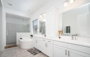 Shower, jetted bath, hair dryer, bidet - Spacious 4-bedroom house with WiFi, fitness room in adorable Buckeye (Buckeye)