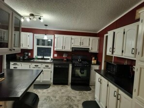 Kjøleskap, mikrobølgeovn, ovn og kokeplater