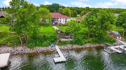 "The Luxe" on Lake Carlos