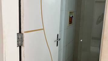 Toallas, jabón, papel de baño