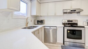 House - Family Lounge 4BR Crib Patio BBQ (Mississauga)