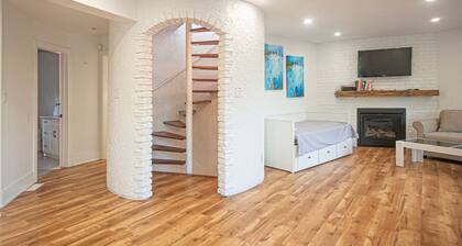 Lakeside 4BR Cottage in Bailieboro w BBQ Grill