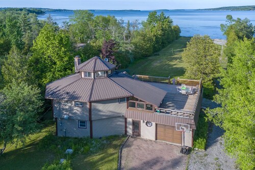 Lakeside 4BR Cottage in Bailieboro w BBQ Grill