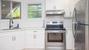 Unclassified image, 4 of 57, button - Lakeside 4BR Cottage in Bailieboro w BBQ Grill (Hamilton Township)