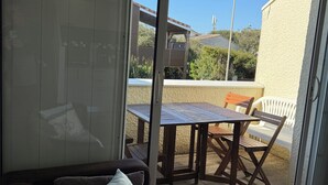 Een kamer met een schuifglazen deur die uitkomt op een terras.