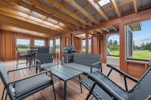 Charming 2-Bed Cottage in Savage Harbour with Beach & Enclosed Sunroom