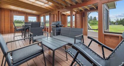 Charming 2-Bed Cottage in Savage Harbour with Beach & Enclosed Sunroom