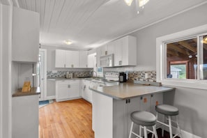 Kjøleskap, mikrobølgeovn, ovn og kokeplater