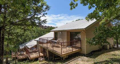 Table Rock Lake Cabin Getaway! Close to Lake, SDC, Showboat, and more!