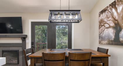 Table Rock Lake Cabin Getaway! Close to Lake, SDC, Showboat, and more!