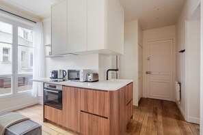 雪櫃、微波爐、焗爐、爐具