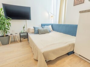 1 bedroom, desk, WiFi