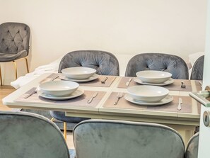 2 sovrum, skrivbord och internet