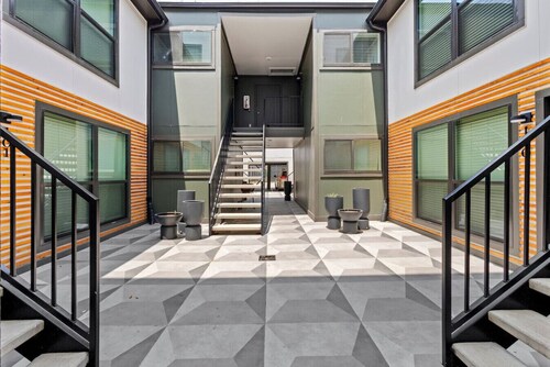 Near Medical District & Walkable to Oak Lawn Bars