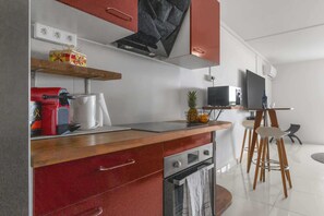 Fridge, microwave, oven, coffee/tea maker