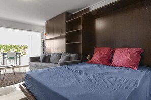 Tabla de planchar con plancha, wifi gratis y ropa de cama