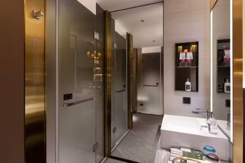 Shower, rainfall showerhead, free toiletries, hair dryer