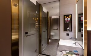 Shower, rainfall showerhead, free toiletries, hair dryer - Echarm Plus International Hotel Hangzhou Binjiang XingGuang Avenue Pedestrian Street Branch (Hangzhou)