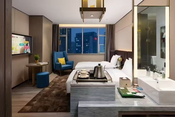 Tomannsrom – luksus, byutsikt | Skrivebord, skrivebord for bærbar PC, blendingsgardiner og lydisolert